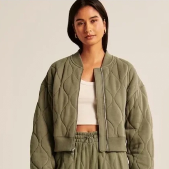 🚫SOLD🚫 NWT Abercrombie & Fitch Onion-Quilted Bomber Jacket - Picture 3 of 8